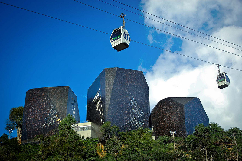 Metro Cable Medellin Colomiba Llama Travel